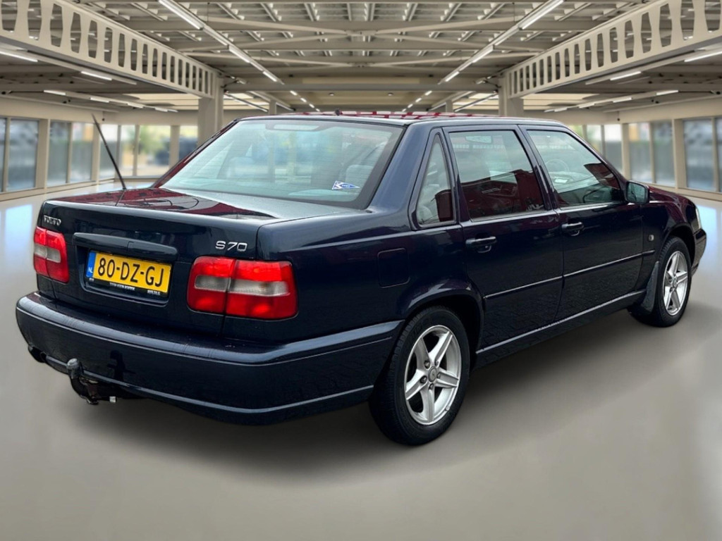 51094184-7.jpg