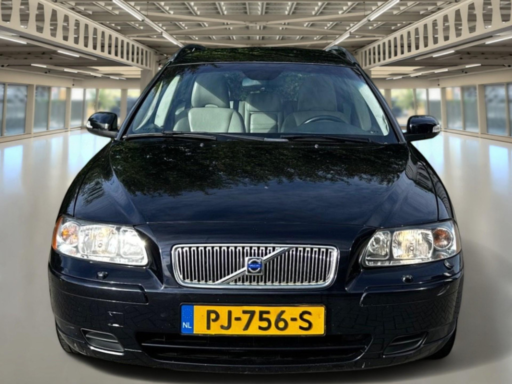 57323810-3.jpg